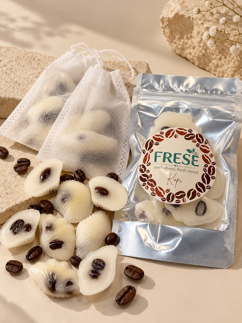 Pewangi sepatu FRESÈ aroma Kopi dalam kemasan sachet dan kantong kain, dengan biji kopi
